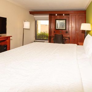 Zimmer mit Kingsize-Bett
